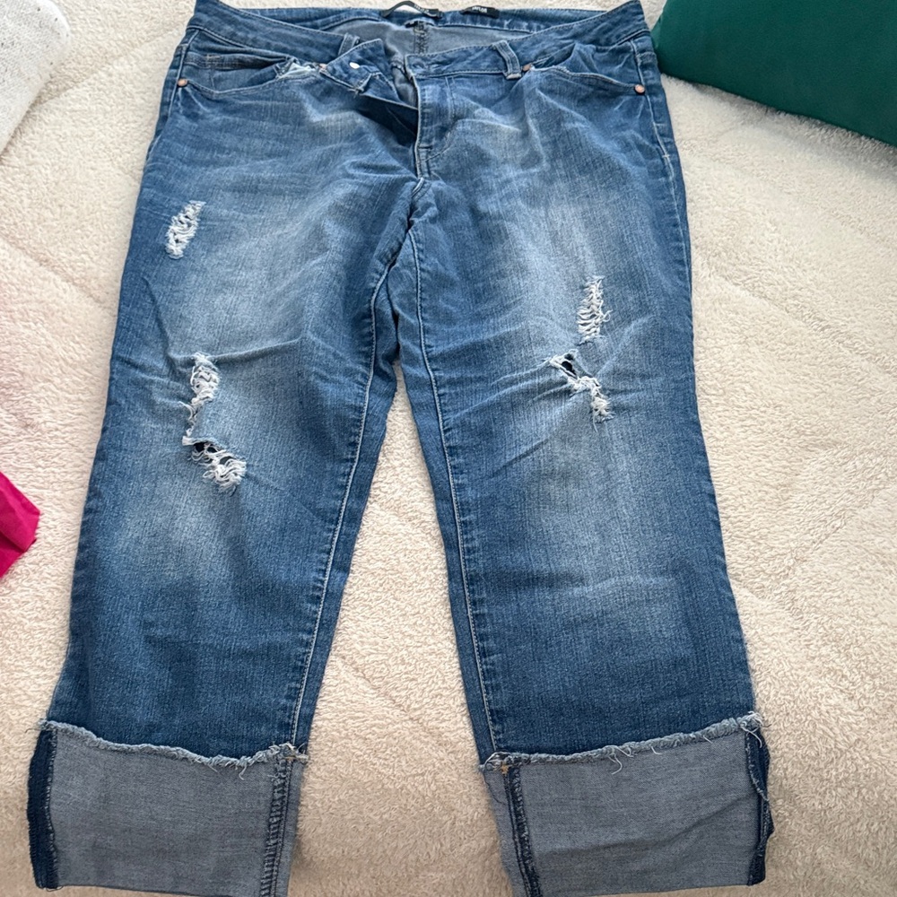 1822 Denim Cropped Distressed Jeans in Blue
